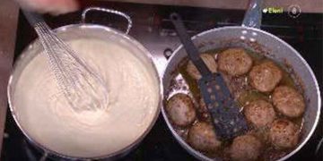 Ο chef Νικόλας Σακελλαρίου ετοιμάζει στην κουζίνα της «Ελένης» φτιάχνει μακάλο με κεφτέδες & κρέμα τυριού (Βίντεο)