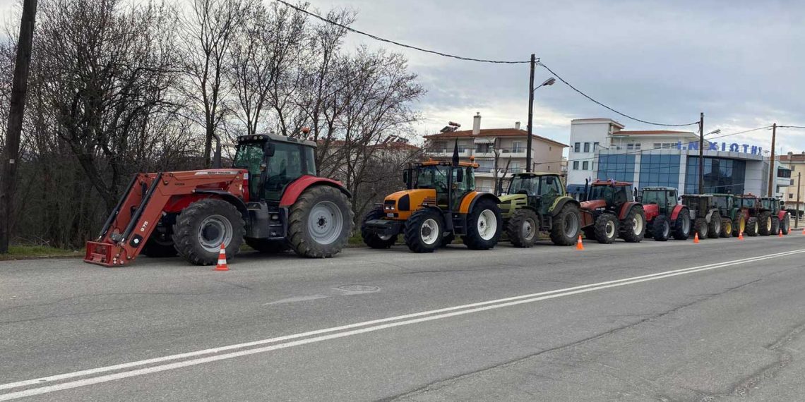 Παραμένουν με τα τρακτέρ τους στην έξοδο Κοζάνης – Λάρισας οι αγρότες περιοχής Κοζάνης-Σερβίων-Βελβεντού-VIDEO