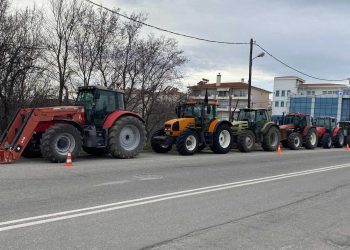 Παραμένουν με τα τρακτέρ τους στην έξοδο Κοζάνης – Λάρισας οι αγρότες περιοχής Κοζάνης-Σερβίων-Βελβεντού-VIDEO