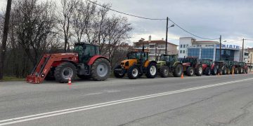 Παραμένουν με τα τρακτέρ τους στην έξοδο Κοζάνης – Λάρισας οι αγρότες περιοχής Κοζάνης-Σερβίων-Βελβεντού-VIDEO