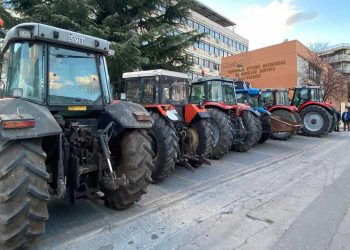 Κοζάνη: “Απόβαση” αγροτών με τα τρακτέρ τους έξω από την αίθουσα που θα συνεδριάσει το Περιφερειακό Συμβούλιο-ΦΩΤΟ