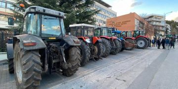 Κοζάνη: “Απόβαση” αγροτών με τα τρακτέρ τους έξω από την αίθουσα που θα συνεδριάσει το Περιφερειακό Συμβούλιο-ΦΩΤΟ