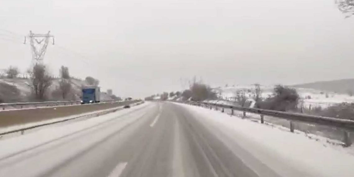 Χιονοπτώσεις στο δρόμο Πτολεμαΐδα – Κοζάνη στο ύψος της Ποντοκώμης -VIDEO