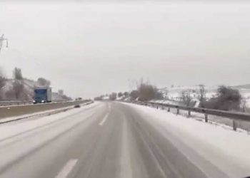 Χιονοπτώσεις στο δρόμο Πτολεμαΐδα – Κοζάνη στο ύψος της Ποντοκώμης -VIDEO