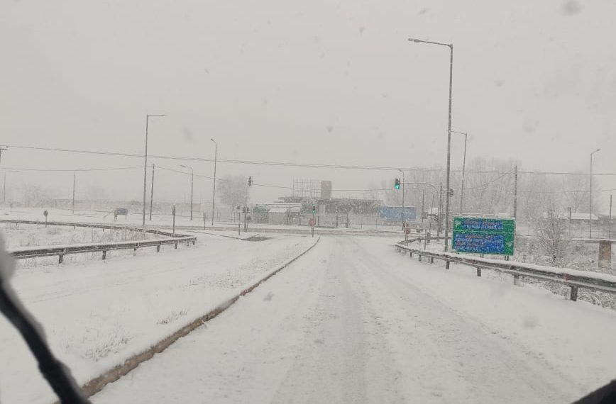 Πάρα πολύ χιόνι στον δρόμο Κοζάνης- Πτολεμαΐδας (φωτογραφίες)