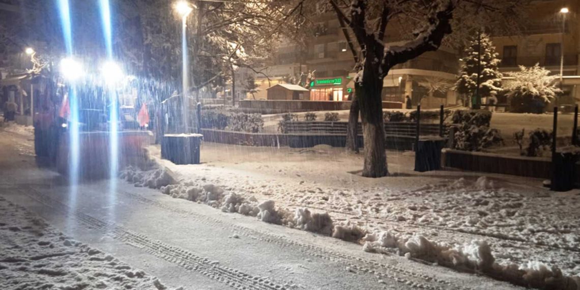 Κακοκαιρία «Φίλιππος»: Ολονύχτια “μάχη” με τα χιόνια έδωσαν τα εκχιονιστικά του Δήμου Γρεβενών