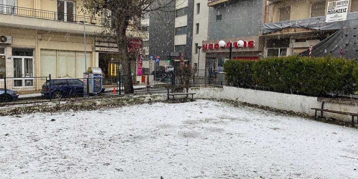 Ασθενής χιονόπτωση στην Κοζάνη (βίντεο)