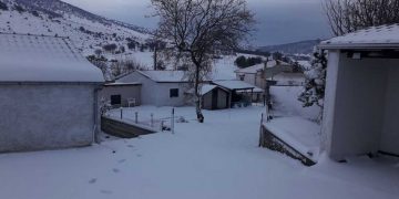 “Άσπρισαν” και τα Σιδερά από την χθεσινή χιονόπτωση