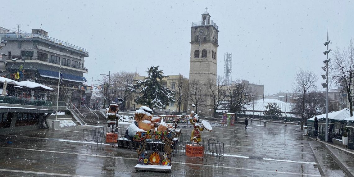Όμορφες εικόνες με τη χιονόπτωση από την κεντρική πλατεία Κοζάνης -VIDEO