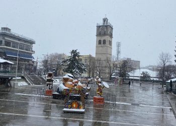 Όμορφες εικόνες με τη χιονόπτωση από την κεντρική πλατεία Κοζάνης -VIDEO
