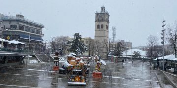 Όμορφες εικόνες με τη χιονόπτωση από την κεντρική πλατεία Κοζάνης -VIDEO