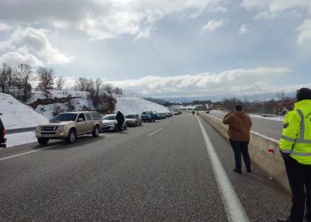 Κλείνουν τα σύνορα της Κρυσταλλοπήγής οι αγρότες της Καστοριάς