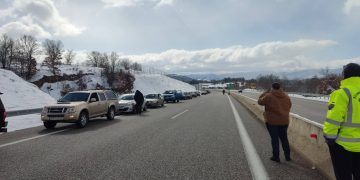 Κλείνουν τα σύνορα της Κρυσταλλοπήγής οι αγρότες της Καστοριάς