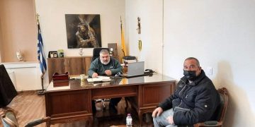 Τα εύσημα του Παναγιώτη Πλακεντά στον Αλέξη Ελευθεριάδη για την αυτοθυσία που έδειξε στο πρόσφατο τραγικό συμβάν στη λίμνη Περδίκκα