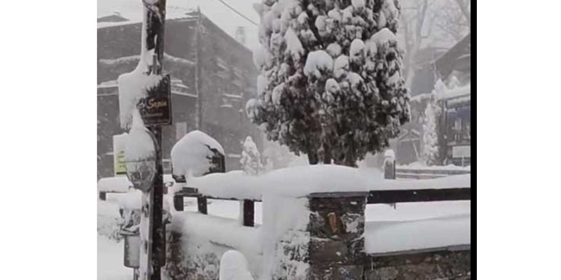 Χιονίζει και πάλι από το πρωί στον Άγιο Αθανάσιο (βίντεο)