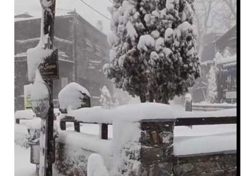 Χιονίζει και πάλι από το πρωί στον Άγιο Αθανάσιο (βίντεο)