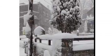 Χιονίζει και πάλι από το πρωί στον Άγιο Αθανάσιο (βίντεο)