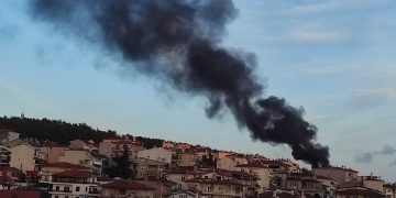 Πυκνοί καπνοί σε όλη την Κοζάνη από μεγάλοι φωτιά σε κατοικία