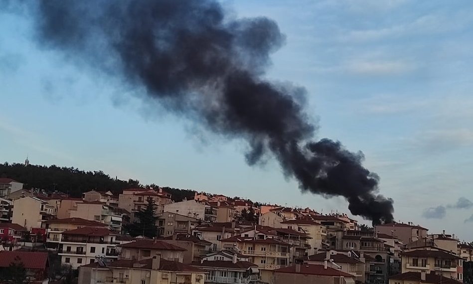 Πυκνοί καπνοί σε όλη την Κοζάνη από μεγάλοι φωτιά σε κατοικία