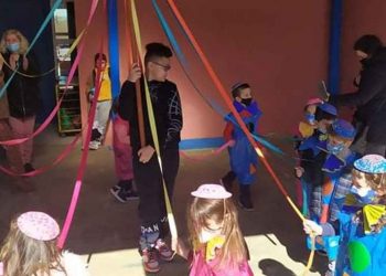 Με πριγκίπισσες, super ήρωες, κλόουν και πολλούς άλλους μασκαράδες γέμισε σήμερα το Δημοτικό Σχολείο Ασβεστόπετρας (Φωτογραφίες)