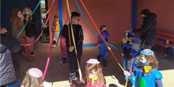 Με πριγκίπισσες, super ήρωες, κλόουν και πολλούς άλλους μασκαράδες γέμισε σήμερα το Δημοτικό Σχολείο Ασβεστόπετρας (Φωτογραφίες)