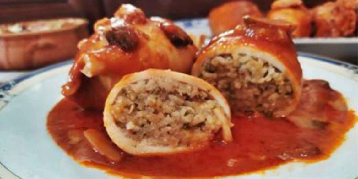 Μαγειρεύοντας με την Αρετή: Καλαμαράκια γεμιστά με ρύζι σε κόκκινη σάλτσα μανιταριών