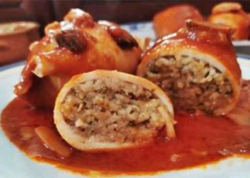 Μαγειρεύοντας με την Αρετή: Καλαμαράκια γεμιστά με ρύζι σε κόκκινη σάλτσα μανιταριών