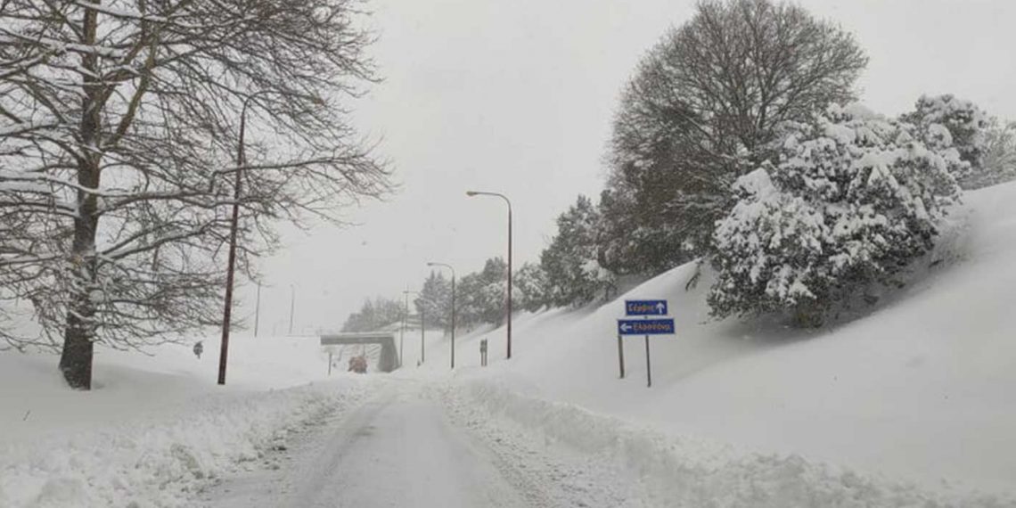Δυσκολίες στο οδικό δίκτυο των Καμβουνιων- Υψηλές ποσότητες χιονιού (φωτό)
