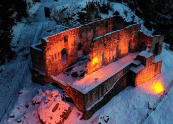 Νυχτερινές πανέμορφες εικόνες από το κάστρο Σερβίων (βίντεο-φώτο)