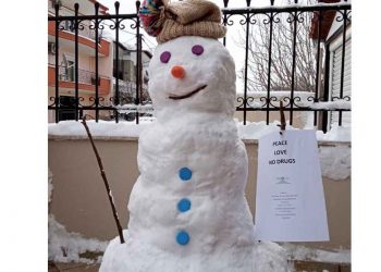 Κοζάνη: O χιονάνθρωπος του ΚΕΘΕΑ και το μήνυμα “Ειρήνη, αγάπη, όχι στα ναρκωτικά”