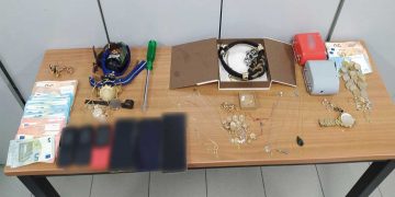 Φλώρινα: «Χειροπέδες» από την Ασφάλεια σε 4 άτομα, μέλη εγκληματικής ομάδας που έκλεβε σπίτια στην ευρύτερη περιοχή