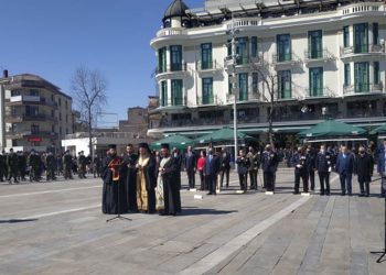 Η ανάκρουση του Εθνικού ύμνου και κατάθεση στεφάνων στην κεντρική πλατεία της Κοζάνης (βίντεο-φώτο)