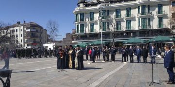 Η ανάκρουση του Εθνικού ύμνου και κατάθεση στεφάνων στην κεντρική πλατεία της Κοζάνης (βίντεο-φώτο)