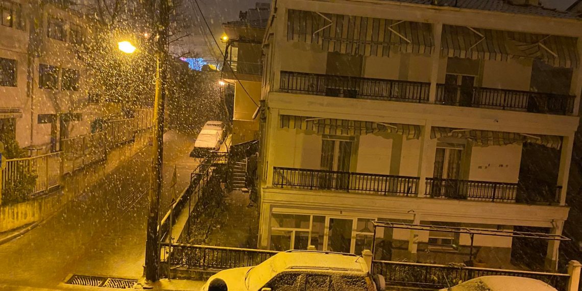 Σφοδρή βραδινή χιονόπτωση στην Κοζάνη- Ώρα 1.40π.μ.(video- φώτο)