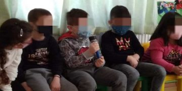 Μάθημα δημοσιογραφίας στο Ιδιωτικό Νηπιαγωγείο της ΔΕΗ – Όταν το μικρόφωνο είναι στα καλύτερα χέρια