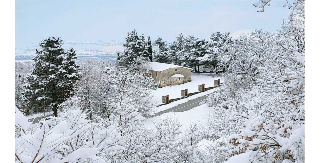 Ο Ι.Ν. Παναγίας στο Παλαιογράτσανο Βελβεντού σε λευκό κάδρο