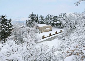 Ο Ι.Ν. Παναγίας στο Παλαιογράτσανο Βελβεντού σε λευκό κάδρο