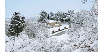 Ο Ι.Ν. Παναγίας στο Παλαιογράτσανο Βελβεντού σε λευκό κάδρο
