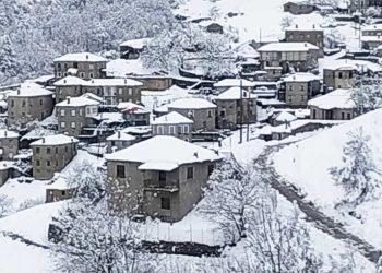 Πανέμορφη φωτογραφία από τον χιονισμένο Πεντάλοφο