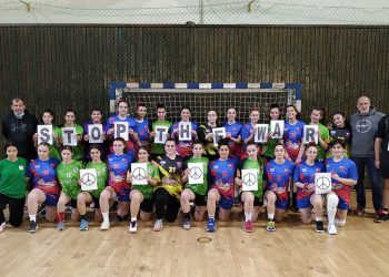 Το όμορφο μήνυμα ενάντια στο πόλεμο από τις νεάνιδες του Εθνικού Κοζάνης και των Ελπίδων Αμυνταίου