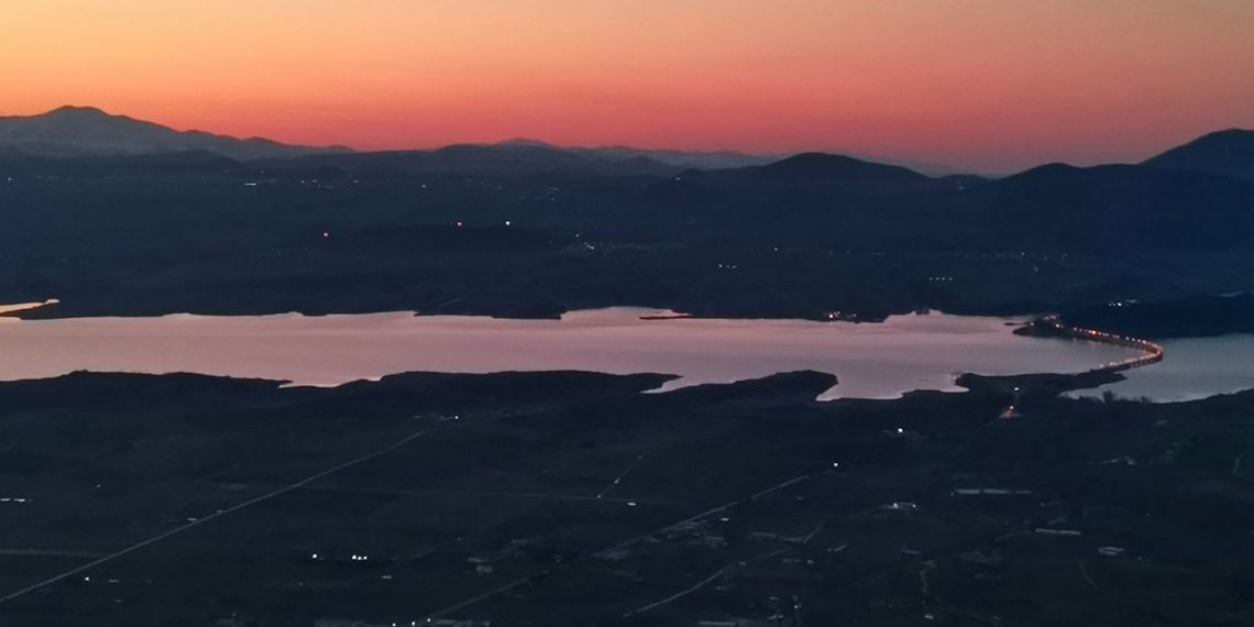 Όμορφο δειλινό με θέα την λίμνη Πολυφύτου από την Καστανιά Σερβίων (φωτογραφίες)
