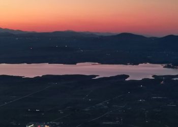 Όμορφο δειλινό με θέα την λίμνη Πολυφύτου από την Καστανιά Σερβίων (φωτογραφίες)