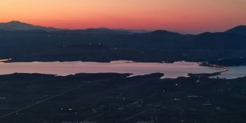 Όμορφο δειλινό με θέα την λίμνη Πολυφύτου από την Καστανιά Σερβίων (φωτογραφίες)
