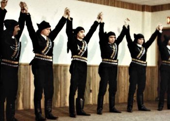 Από την πυρρίχιο ακριτική στολή στην χρωματική πανδαισία…- Του Παναγιώτη Μωυσιάδη