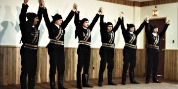 Από την πυρρίχιο ακριτική στολή στην χρωματική πανδαισία…- Του Παναγιώτη Μωυσιάδη