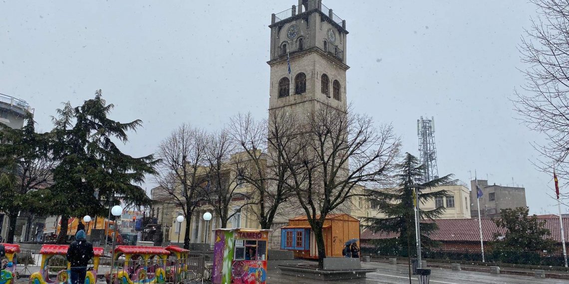 Ασθενής χιονόπτωση τώρα στην Κοζάνη -video