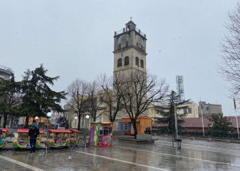 Ασθενής χιονόπτωση τώρα στην Κοζάνη -video