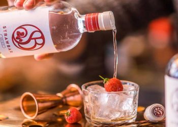 STRAWBAR: Το πρώτο απόσταγμα από φράουλες που προέρχονται από καλλιέργειες της Φλώρινας, ταξιδεύει Ιωάννινα!