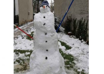 Μέσα στην Εαρινή επέλαση του χιονιά, έκανε την εμφάνισή της η αγαπημένη “παγωμένη φιγούρα” του ΧΙΟΝΑΝΘΡΩΠΟΥ! (της Κούλας Πουλασιχίδου)