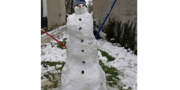 Μέσα στην Εαρινή επέλαση του χιονιά, έκανε την εμφάνισή της η αγαπημένη “παγωμένη φιγούρα” του ΧΙΟΝΑΝΘΡΩΠΟΥ! (της Κούλας Πουλασιχίδου)